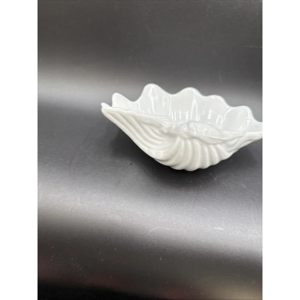 Pottery Barn White Clam Scallop Shell Appetizer / Soap Dish Discontinued EUC